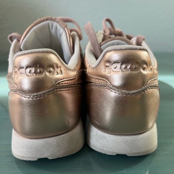 Reebok Classic Leather Melted Metal
Pearl/Rose Gold Metallic Sneakers - Picture 6 of 15